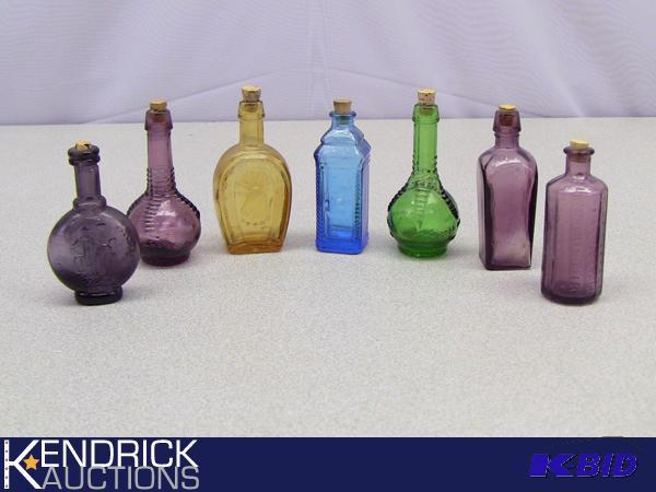 lot 87 image: Vintage Collectible Glass Miniature Bottles