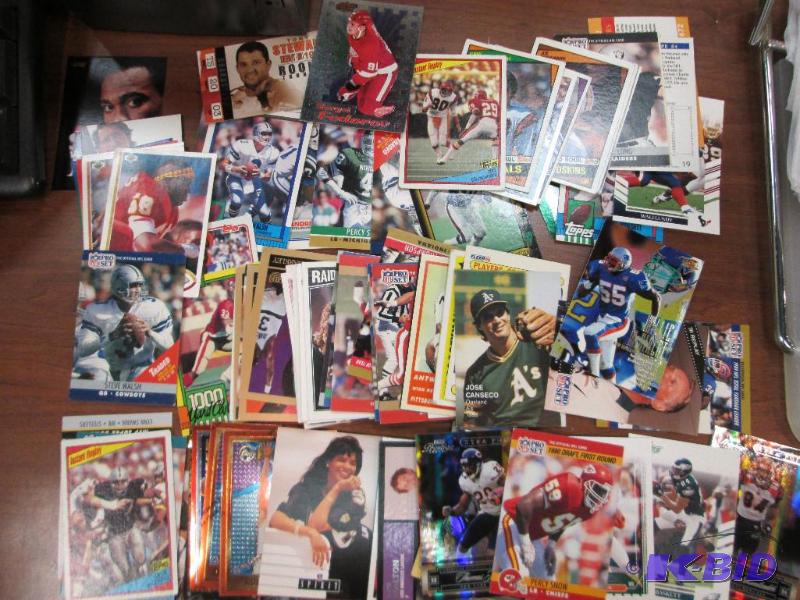 Lot of assorted football cards...