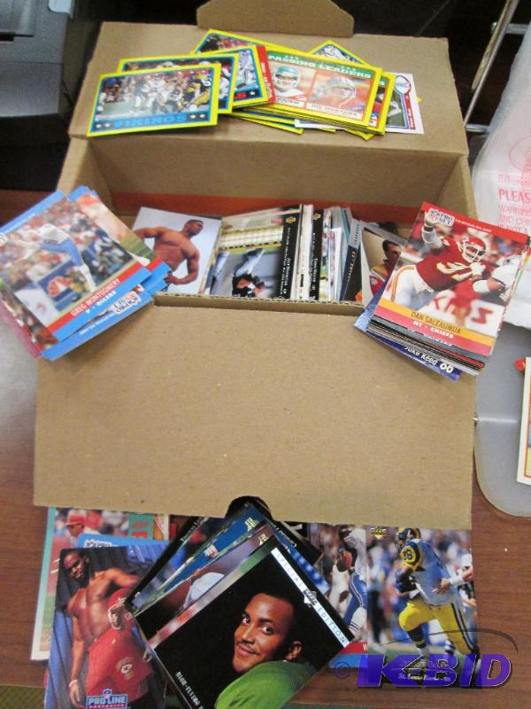Lot of assorted football cards...