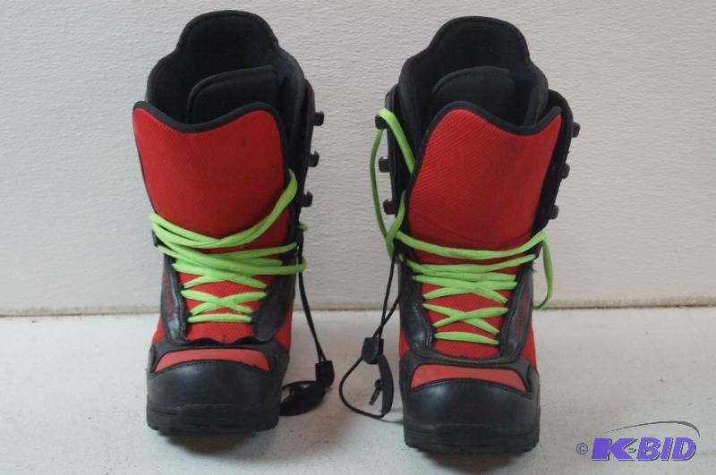 Snowboard boots