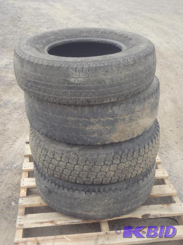 lot 6 image: Pallet Of (4) Tires (1) Trailer Tire & (...