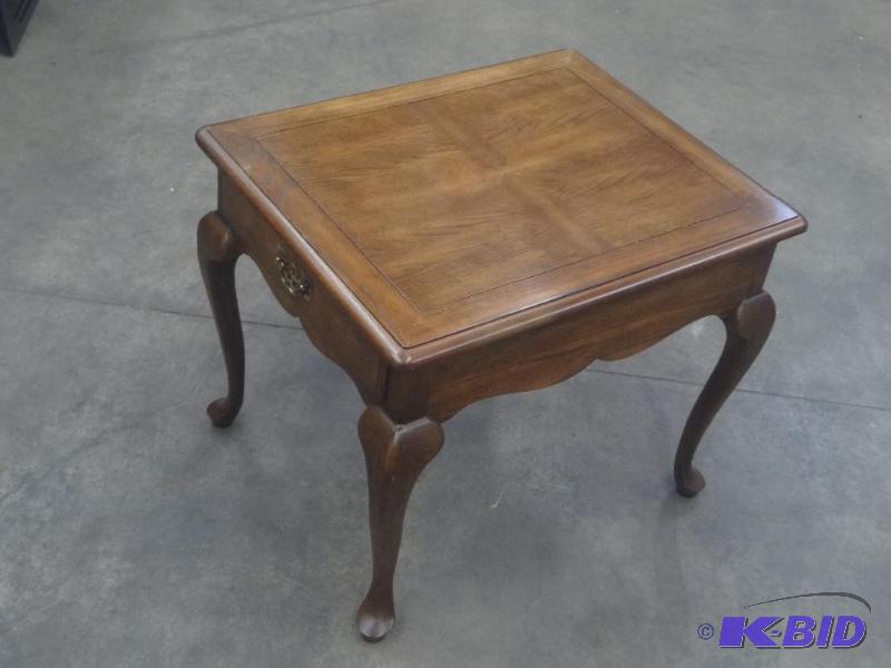 lot 89 image: Nice Oak 20&quotx30" End Table With Dra...