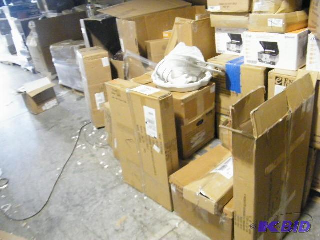 lot 192 image: Mixed Salvage Pallet - One microwave - new an...