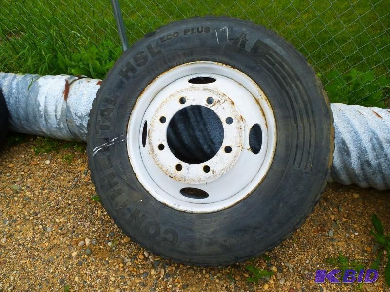 lot 15 image: Continental tire and rim 27580R22.5 Tire w...