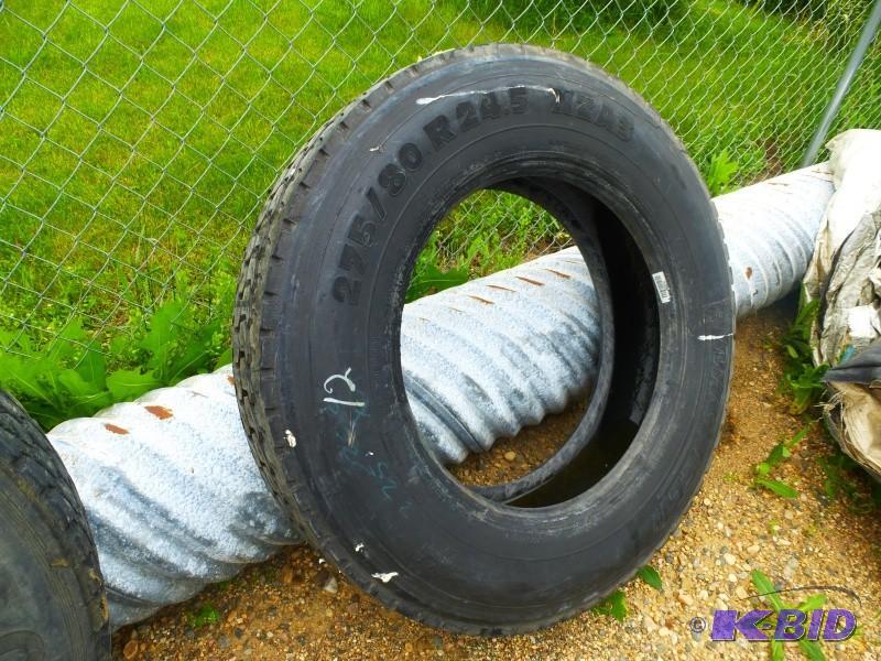 lot 17 image: Michelin Tire 27580R24.5 New recap...