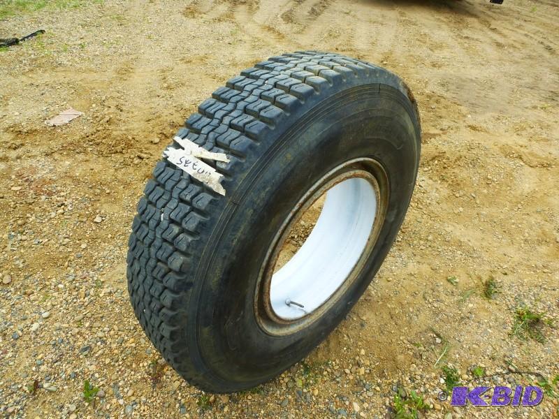 lot 18 image: Truck Tire and rim 11R 22.5 Steel rim and ti...