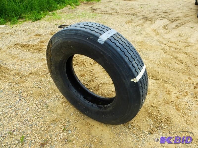 lot 20 image: Linglong Tire 11R- 24.5 New Recap tire...