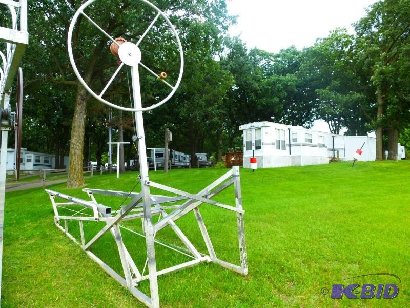 lot 6 image: Aluminum Pontoon Lift Has 18 bed rails Can ...