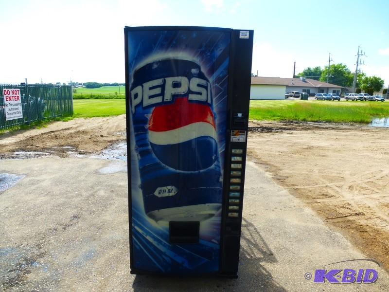 lot 8 image: Pepsi Pop Machine Royal Venders pop machine-...
