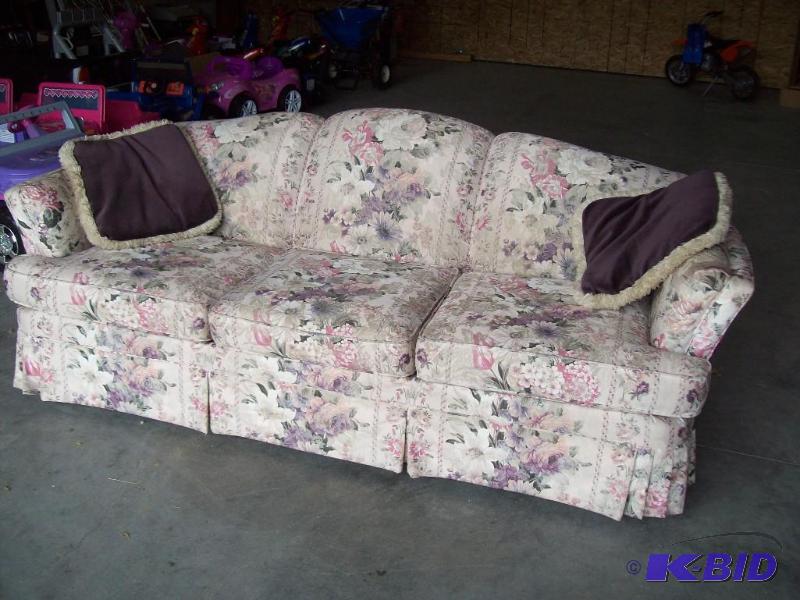 Couch with accent pillows -Floral pattern&nbs...