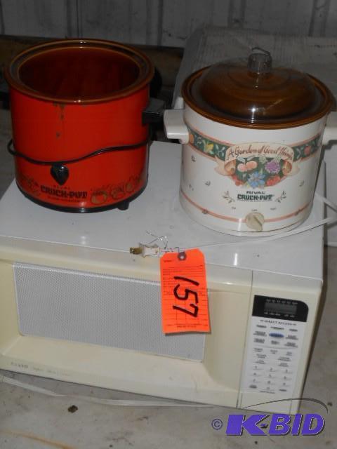 lot 157 image: Sanyo Microwave & 2 Crock Pots...