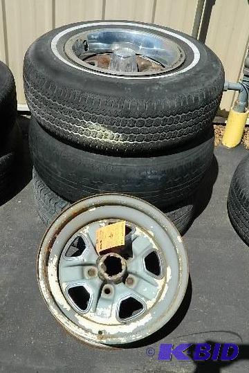 lot 35 image: (4) Pontiac Rims 14". 3 bad tires includ...