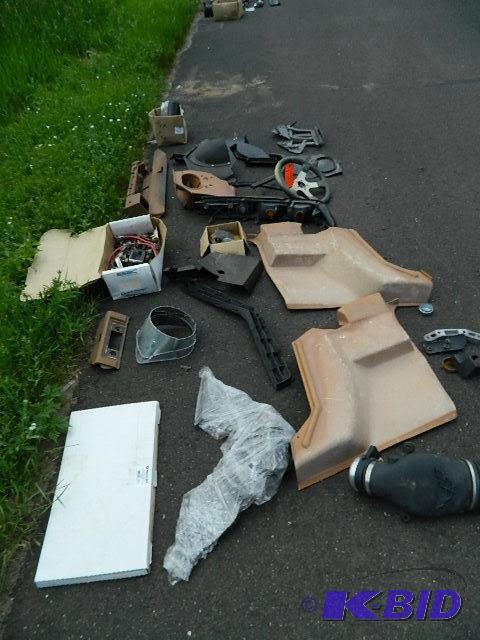 lot 94 image: 1978 Camaro various parts to include interio...