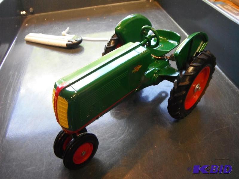 lot 103 image: Oliver Row Crop 70 Tractor...