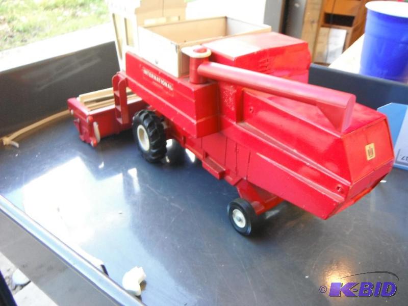 lot 117A image: International Hydrostatic Tractor...