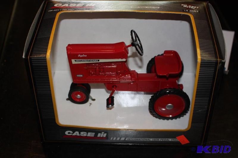lot 127 image: Case International 1026 Pedal Tractor ...