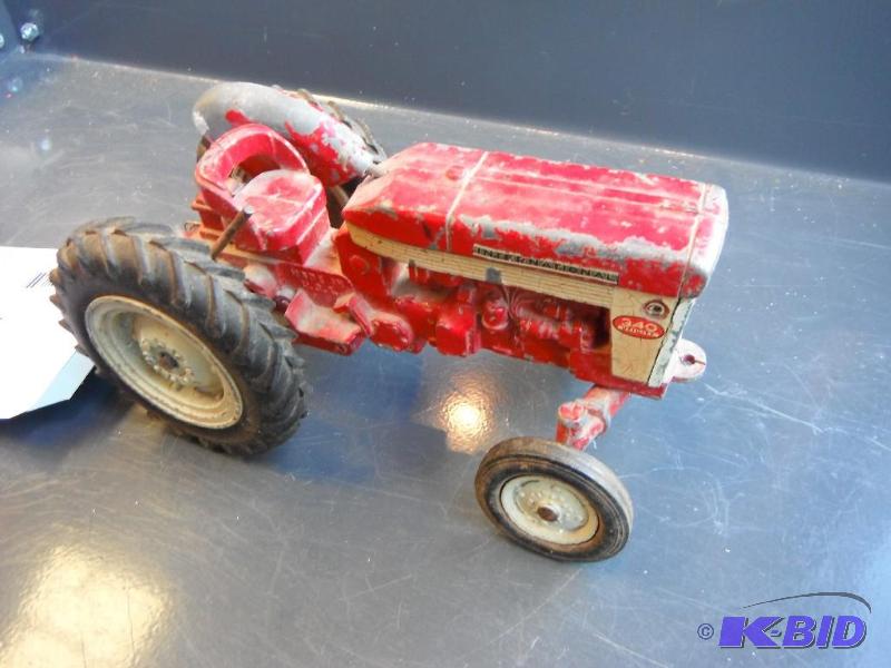lot 15 image: International 340 utility toy tractor...
