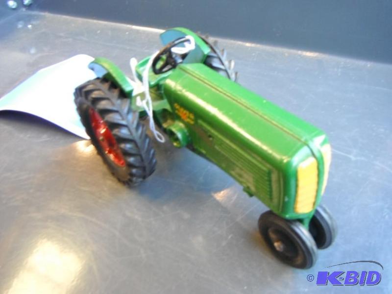 lot 17 image: Oliver Row Crop 70 Tractor...