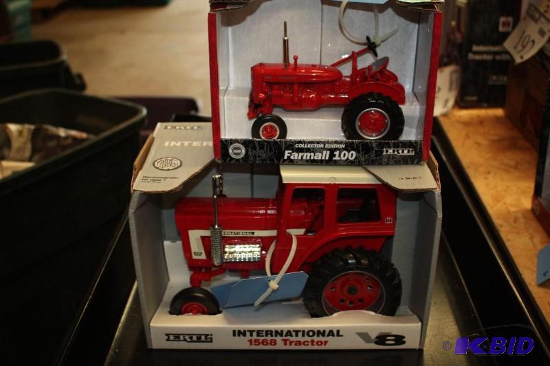 lot 174 image: International 1568 Tractor and Collectors Edi...