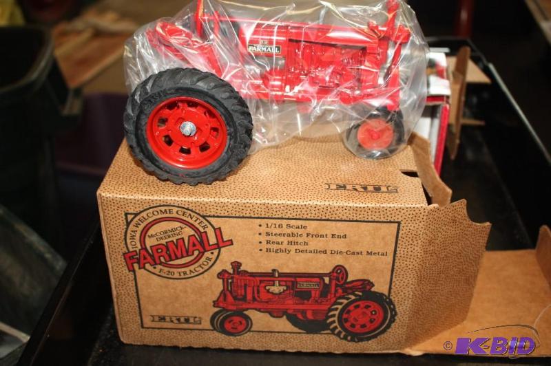 lot 192 image: Collectors Edition Farmall Super A White Demo...