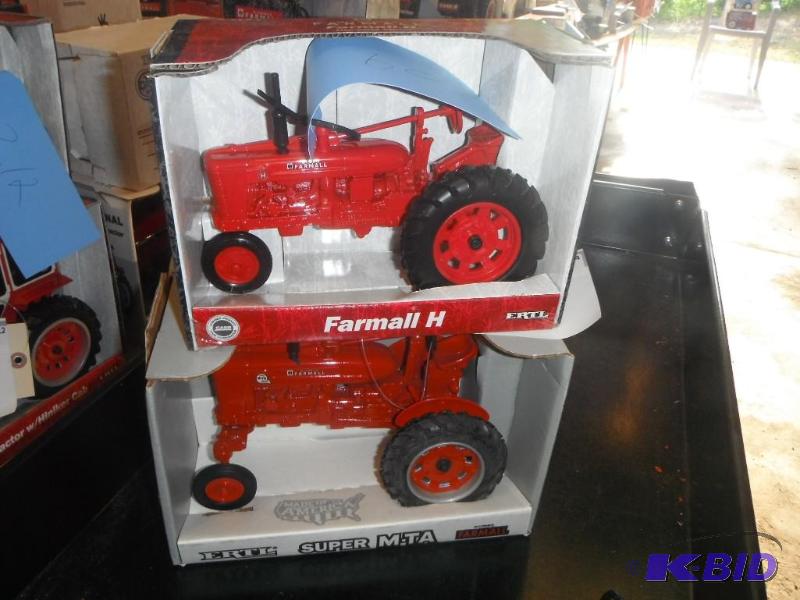 lot 204 image: Farmall H Tractor&nbspand Farmall Super M-TA...