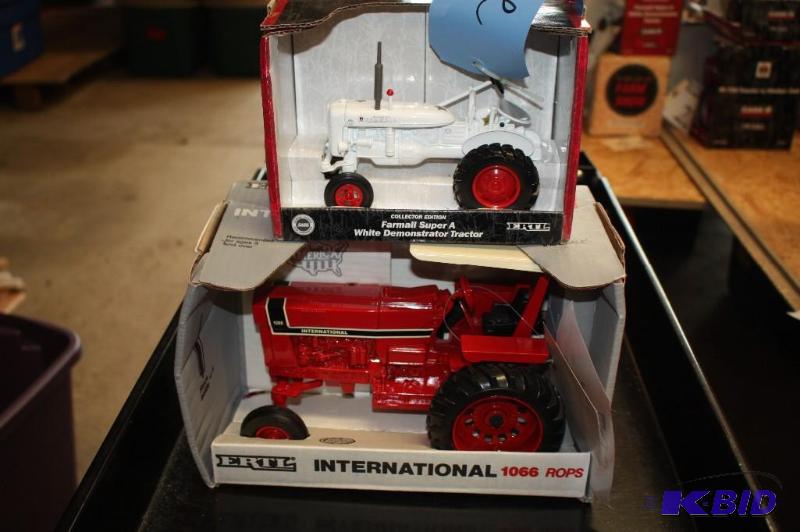 lot 205 image: Collectors Edition Farmall Super A White Demo...