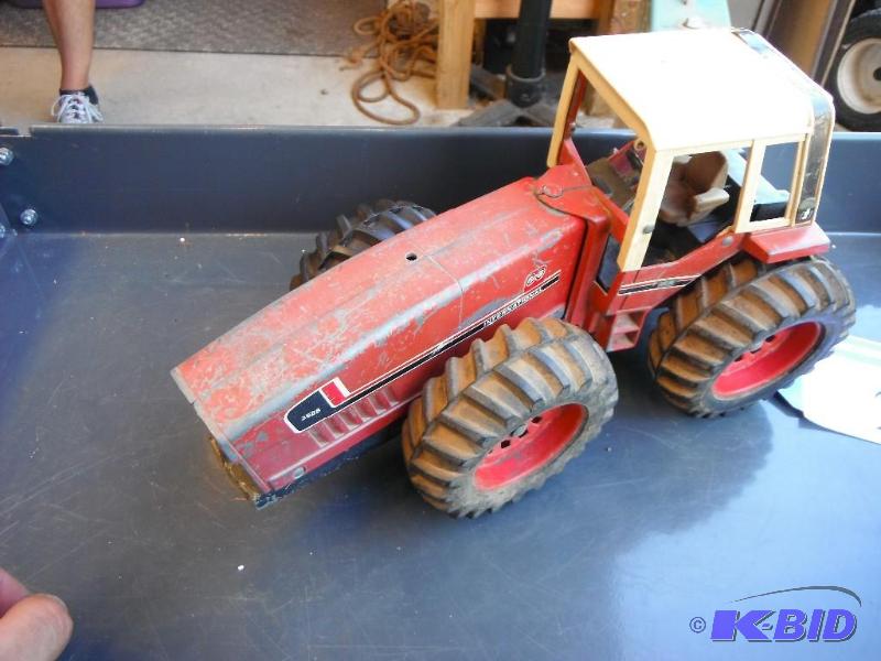 lot 21 image: International 3588 22 4wd toy tractor...