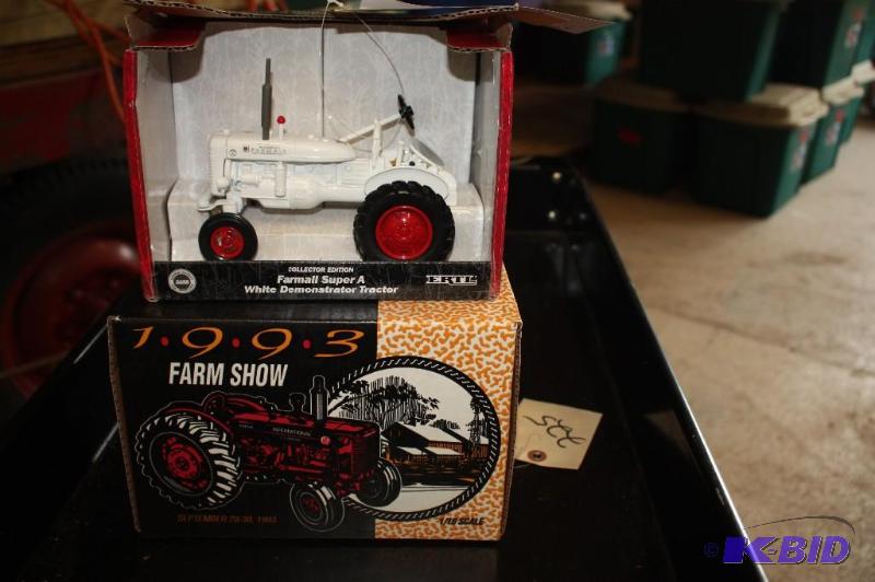 lot 225 image: Collectors Edition Farmall Super A White Demo...