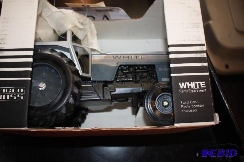 lot 234 image: White 2-135 Field Boss Tractor...