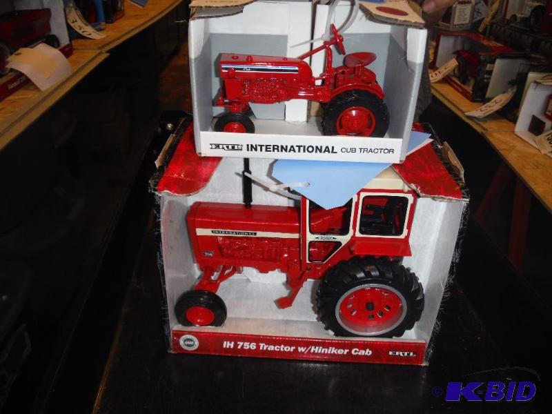 lot 245 image: IH 756 Tractor with Hiniker Cab and Internati...