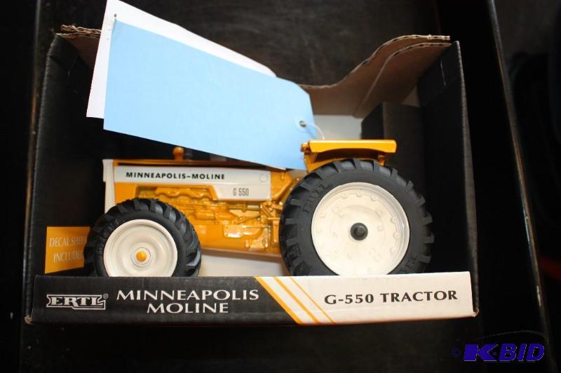 lot 248 image: Minneapolis Moline G550 Tractor...