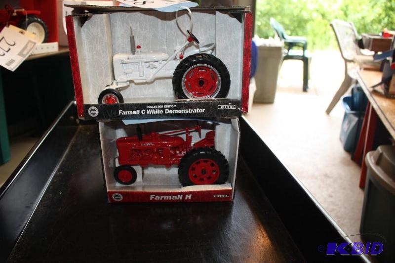 lot 258 image: Collectors Edition Farmall C White Demonstrat...