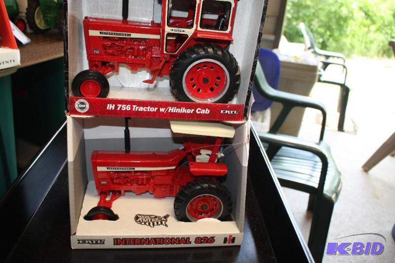 lot 259 image: IH 756 Tractor with Hiniker Cab and Internati...