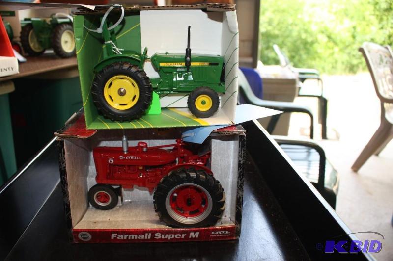 lot 260 image: Farmall Super M Tractor and John Deere Tracto...