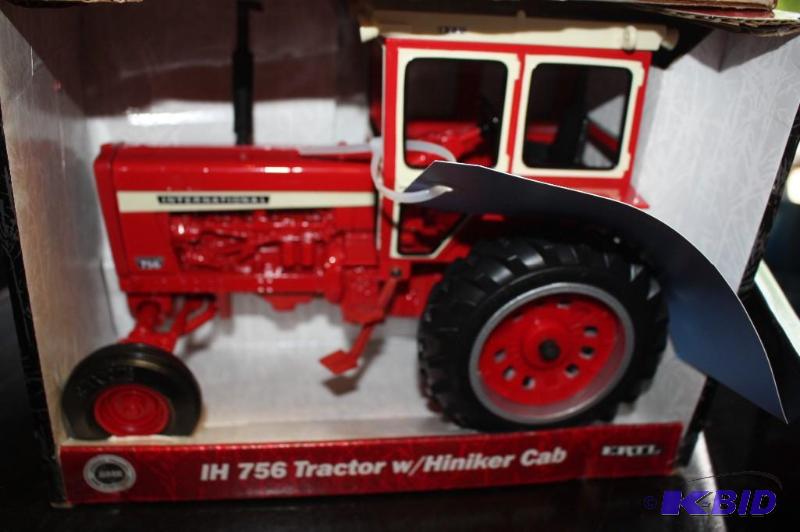lot 271 image: IH 756 Tractor with Hiniker Cab and Vintage H...