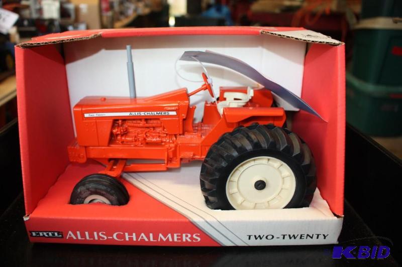 lot 289 image: Allis-Chalmers Two-Twenty Tractor...