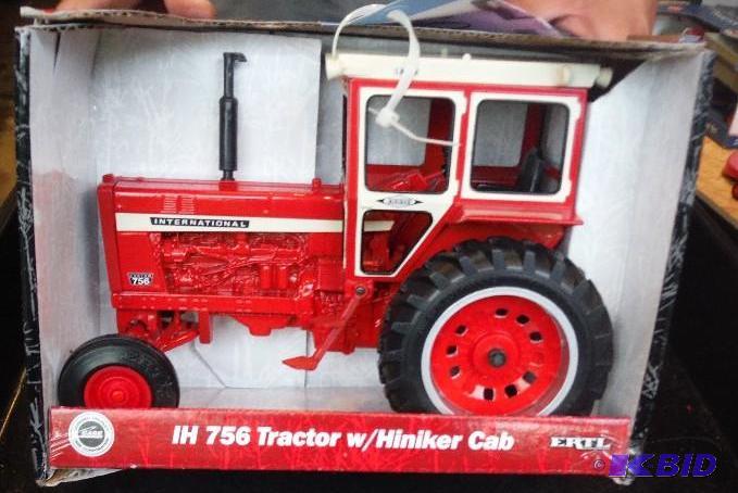 lot 304 image: IH 756 Tractor with Hiniker Cab...