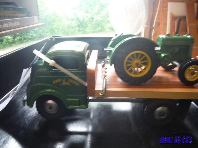 lot 316 image: John Deere Flat Bed Truck with Green John Dee...