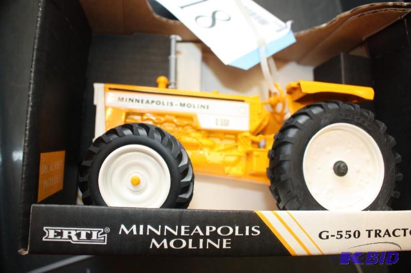 lot 318 image: Minneapolis Moline G550 Tractor...