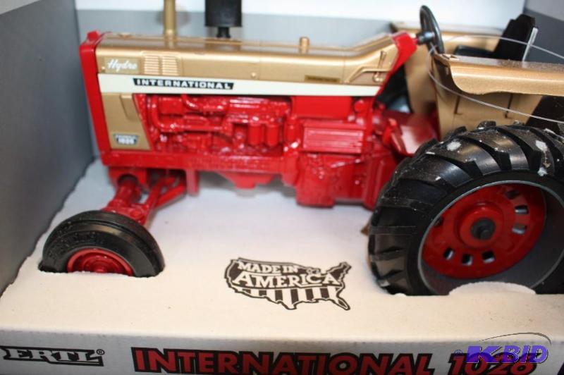 lot 326 image: Farmall Cub Tractor and International 1026 Tr...