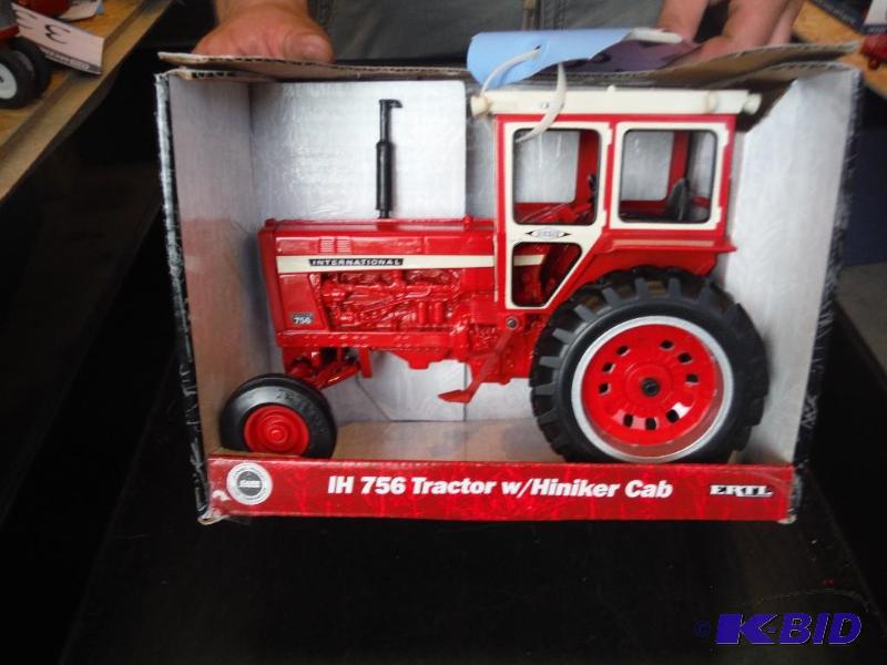 lot 331 image: IH 756 Tractor with Hiniker&nbspCab...