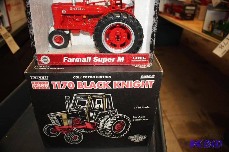 lot 367 image: Farmall Super M Tractor and Collectors Editio...