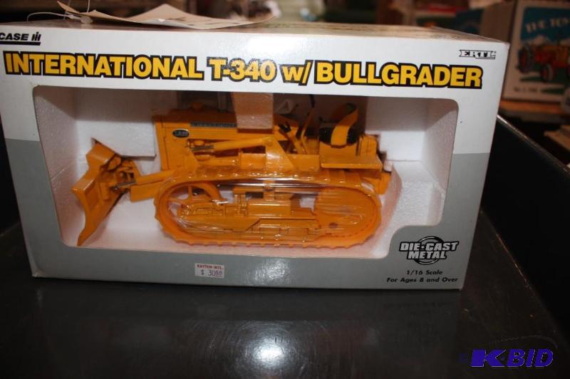 lot 374 image: International T340 with Bullgrader Tractor...
