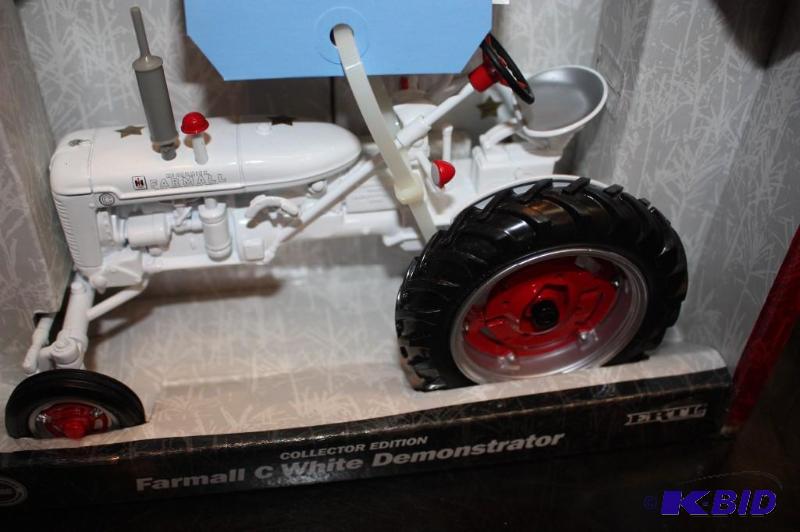 lot 376 image: Collectors Edition Farmall C White Demonstrat...