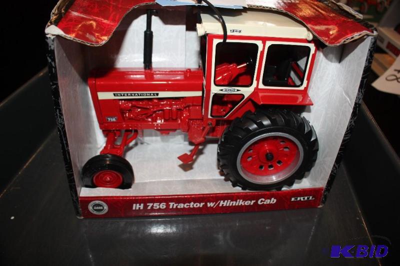 lot 377 image: IH 756 Tractor with Hiniker&nbspCab...