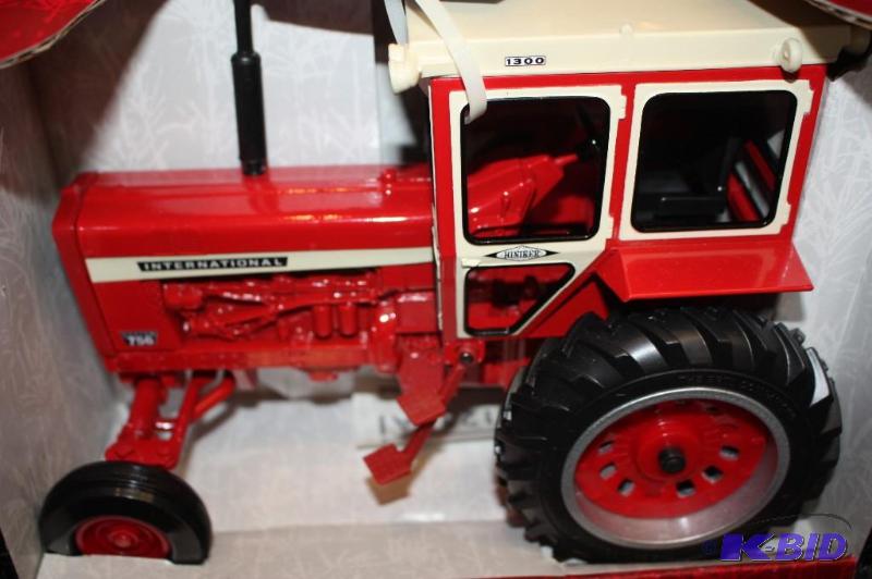 lot 379 image: IH 756 Tractor with Hiniker Cab...