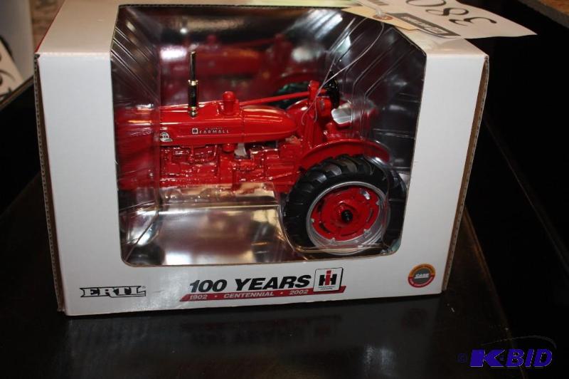 lot 380 image: Farmall Super M-TA Tractor...