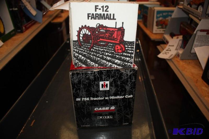 lot 384 image: IH 76 Tractor with Hiniker Cab and Internatio...