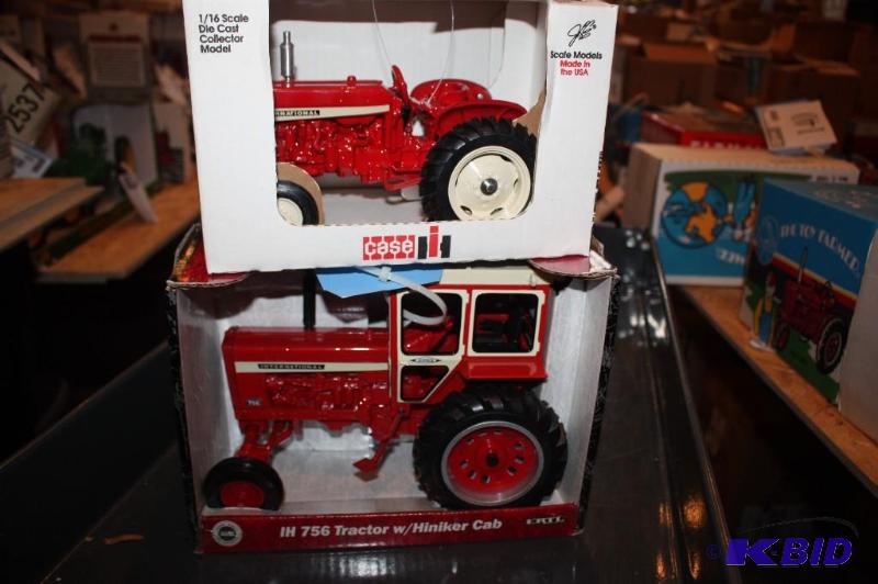 lot 387 image: IH 756 Tractor with Hiniker Cab and Internati...