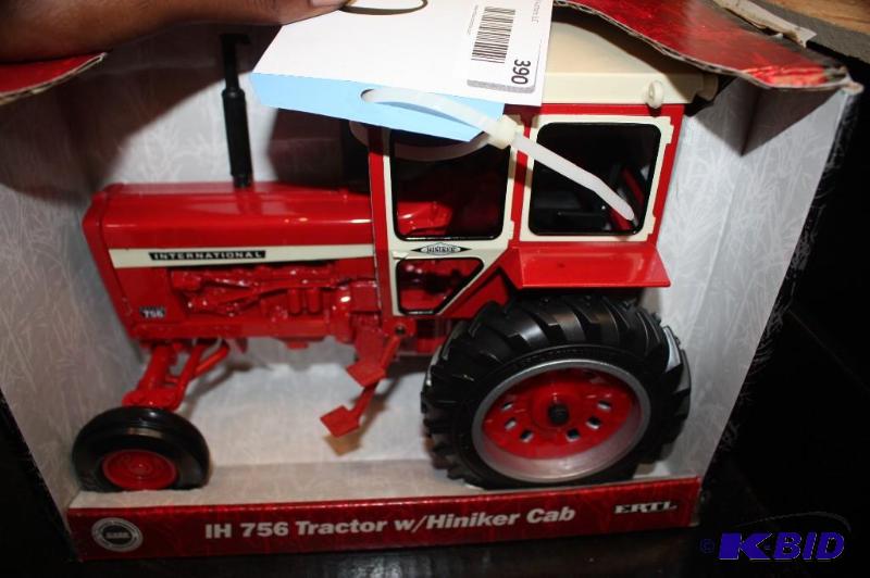 lot 390 image: IH 756 Tractor with Hiniker Cab...